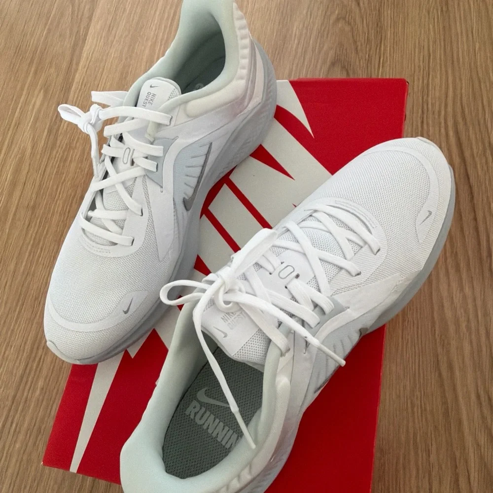 Nike White Metallic silver WMNS NIKE QUEST 5 size 9.5!Athletic Sneakers 👟 new